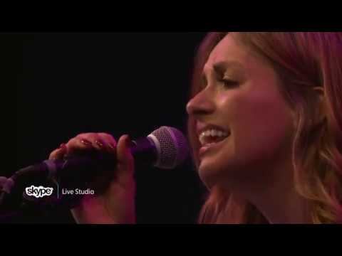 [WATCH] Carly Pearce’ Exclusive Acoustic Performance of “Hide The Wine”